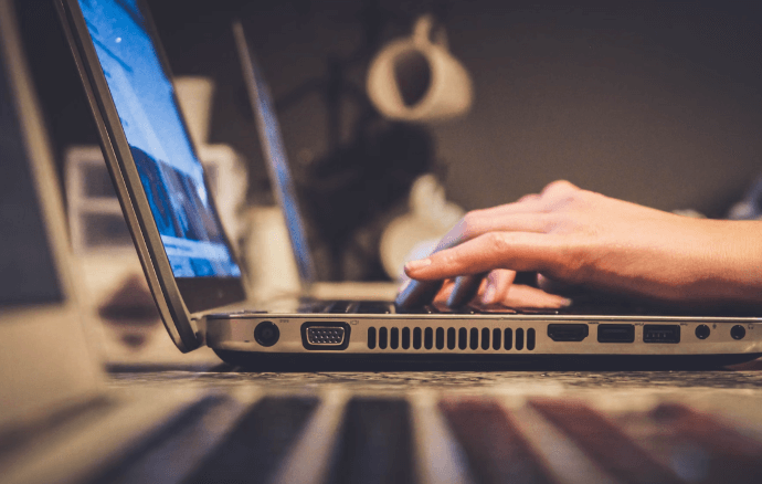 使用笔记本电脑的人