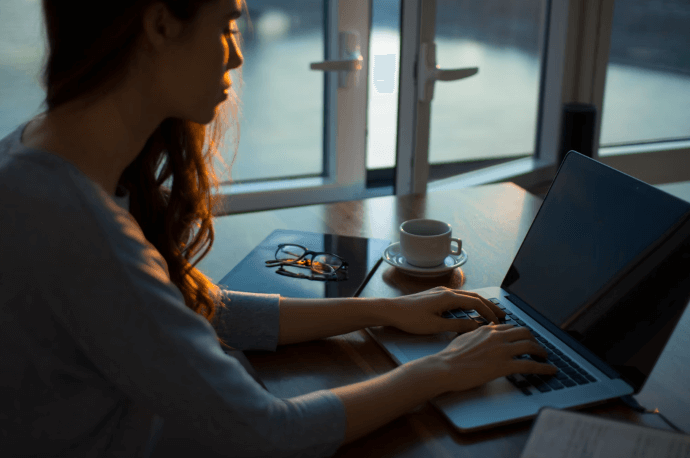 使用笔记本电脑的女人