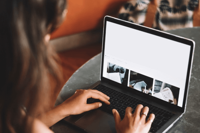 使用 MacBook 的女人