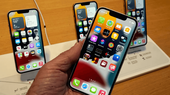 一名顾客在科技商店里拿着 iOS 设备